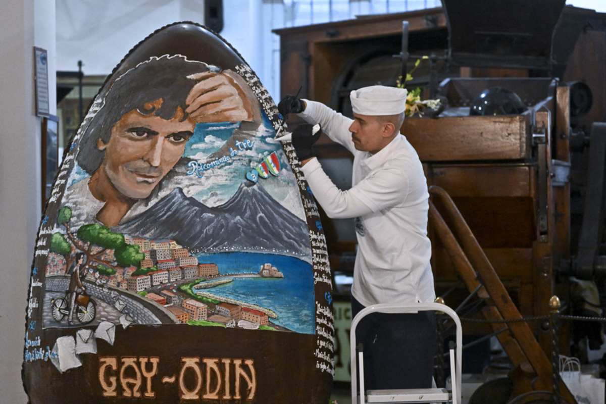 Pasqua A Napoli Uovo Gigante Dedicato A Troisi E Al Terzo Scudetto