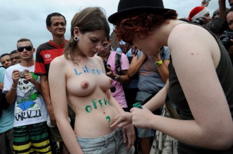 A seno nudo sulla spiagga di Ipanema | Radio Sintony | News