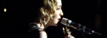 Madonna omaggia le vittime di Parigi
