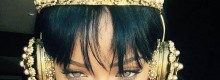 Rihanna, una regina nuda con le cuffie