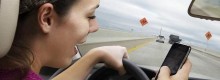 Al volante: 4 milioni di italiani usano social