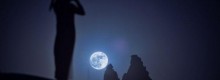 Luna blu, occhi al cielo nel sabato di Pasqua