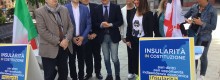 100 tavolini per l' insularit�