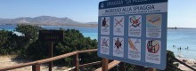 Lavapiedi e divieti sulla spiaggia della Pelosa