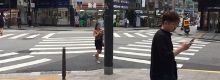 Vietato camminare con lo smartphone