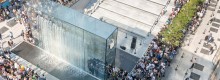 Fontana Apple: Turista fa la doccia nuda