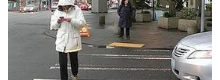 Attraversare la strada guardando il cellulare