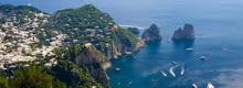 Capri attira ogni anno migliaia di turisti