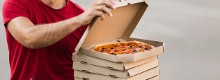 Food Delivery c' chi assaggia mentre consegna