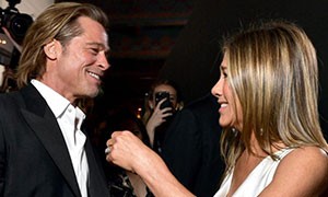 Brad Pitt e Jennifer Anniston baci e abbracci