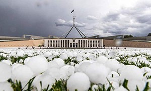 Dal fuoco alla grandine l'Australia in ginocchio
