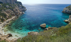 Amare il mare con le barche elettriche in Sardegna