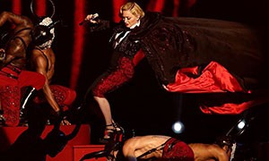 Madonna cade sul palco e si infortuna