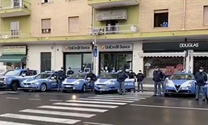 Da Madrid a Cagliari: la polizia onora i medici