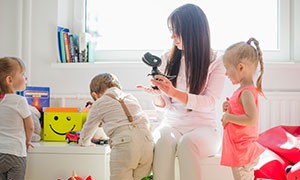 Aiuto famiglie, arriva la baby sitter a distanza