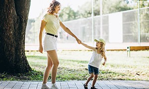 No a passeggiata genitori - bambini