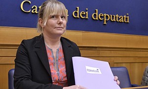 Parlamentare Sara Cunial: Vado al mare per lavoro