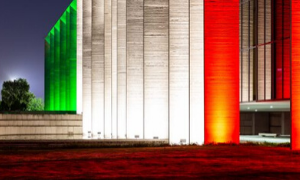 Il Tricolore illumina Palazzo Mondadori