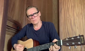 Bryan Adams: “mangiatori di pipistrelli, diventate vegani!”