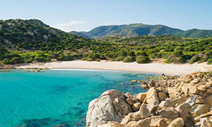Chia le spiagge aperte: Ticket di un euro e spazi in spiaggia delimitati