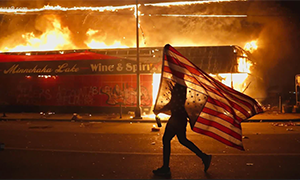 L’America brucia ancora: coprifuoco in 16 stati e 40 città