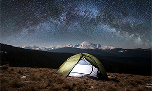 Voglia di rivedere le stelle: quest’anno vacanze open air