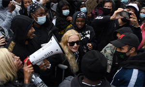 Madonna con le stampelle a Londra in marcia all'urlo di «No Justice no Peace»