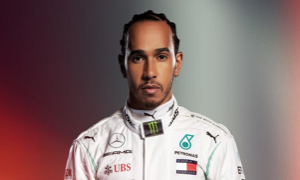 Il campione Lewis Hamilton corre in favore dei Tori e contro la Corrida