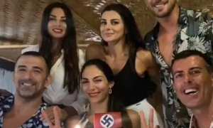 Shock social: Elga e Serena Enardu festeggiano un compleanno con la svastica