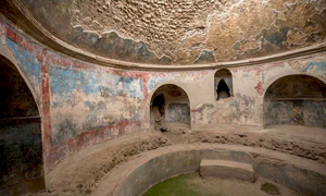 Turista fa selfie sopra il tetto delle terme di Pompei