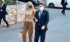 La borsetta della compagna di Giuseppe Conte presa di mira