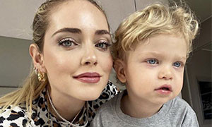 Chiara Ferragni è la Madonna, Fedez e Leone invece regalano sorrisi