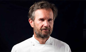 Carlo Cracco leva una fetta dalle sue pizze