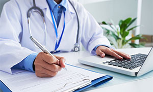 Visita i pazienti ma non è un medico: denunciato
