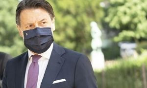 Conte: mascherine obbligatorie anche all'aperto