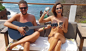 Nick e Lins: nudi a spasso per il mondo