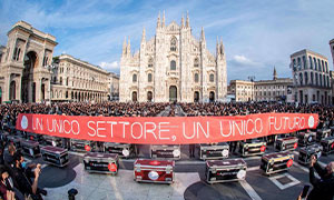 Bauli in Piazza a Milano: 1300 lavoratori davanti al Duomo