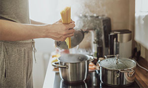 Covid, 2 italiani su 3 in cucina con lo smart working