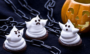 Fantasmini di Halloween di meringa, una ricetta facile e dolcissima