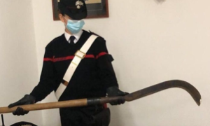 Halloween: Vestito da Zombie girava con una falce vera a Roma, denunciato