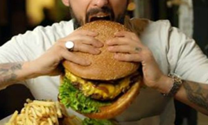 Hamburger da due chili da record servito per i mangiatori pi&ugrave; allenati