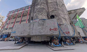 Shanghai: vecchia scuola trasferita dai robot &quot;a piedi&quot;