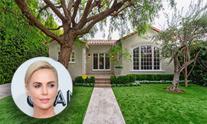 Charlize Theron che vende il bungalow di Los Angeles