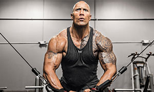 The Rock &egrave; troppo muscoloso per entrare nella Porsche: stop alla scena, verr&agrave; cambiata