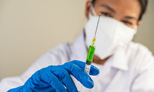 Covid, il vaccino cinese CoronaVac d&agrave; buoni risultati. Ma un italiano su sei non vuole vaccinarsi