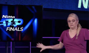 Giornalista sportiva cade in diretta TV: &ldquo;&Egrave; la mia occasione per diventare un meme&rdquo;