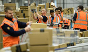 Amazon premia  i dipendenti a Natale