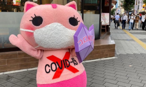 Il Giappone ha una nuova mascotte anti-coronavirus e sta distribuendo maschere gratuite a Tokyo