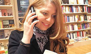 La storia della libraia che legge storie al telefono