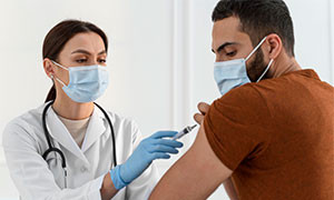 Vaccino: effetti collaterali in Gran Bretagna per due operatori sanitari